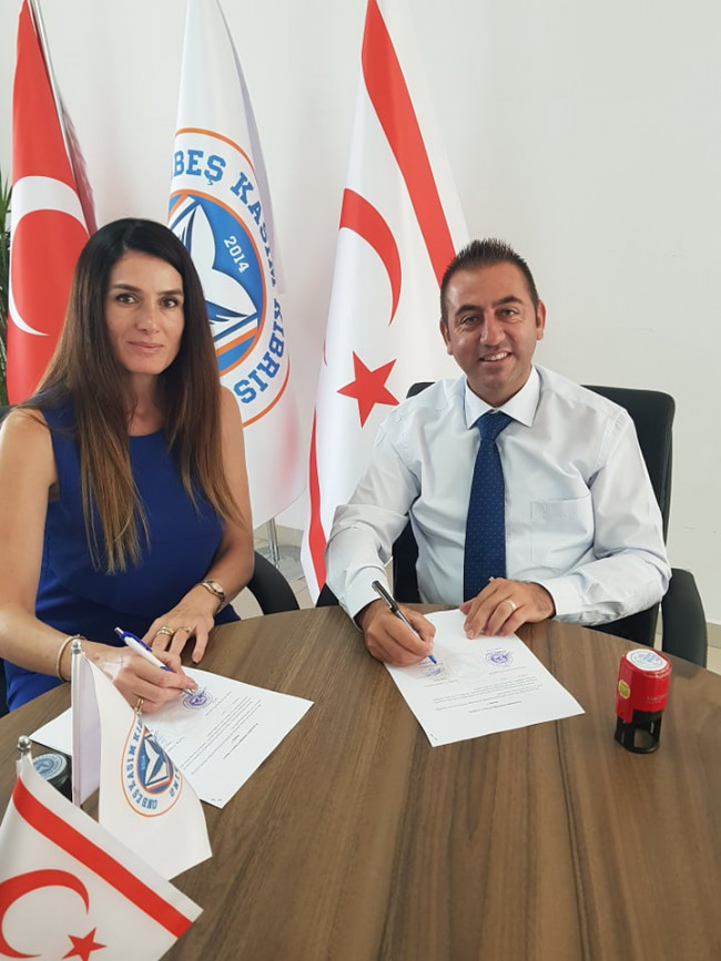 Onbeş Kasım Kıbrıs Üniversitesi (OKKÜ) ile Eşit Hak ve Adalet  Sendikası (HAK-SEN) arasında protokol anlaşması imzalandı.