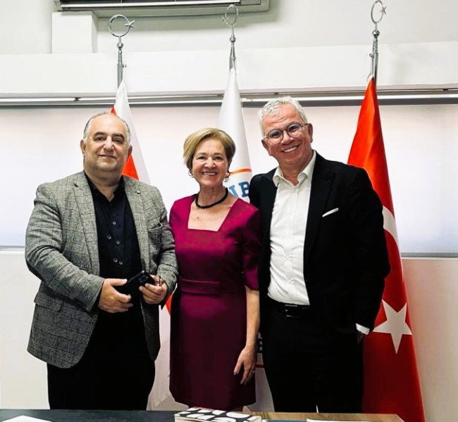 Girne Amerikan Üniversitesi Rektör Yardımcısı Prof. Dr İsmet ESENYEL, OKKÜ Rektörü Prof.Dr. Meltem ONAY'ı makamında ziyaret etti