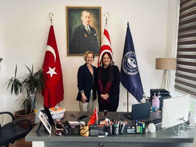 Onbeş Kasım Kıbrıs Üniversitesi Üniversitesi Rektörü Sayın Prof. Dr. Meltem ONAY Kıbrıs İlim Üniversitesi Rektörü Sayın Prof. Dr. Lale Ayşegül BÜYÜKGÖNENÇ’ i makamında ziyaret etti