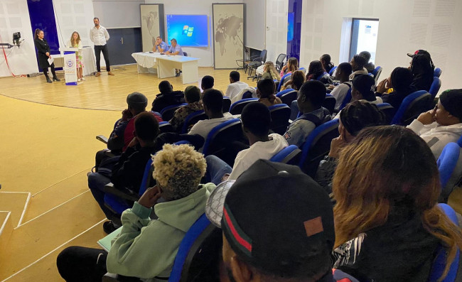 Comme au début de chaque année universitaire, l’Université Onbeş Kasım de Chypre a organisé une conférence pour ses étudiants sur les thèmes de « Sécurité et être légal sur l’île » sous la supervision de la Direction générale de la police.