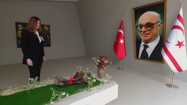 L’Université Onbeş Kasım Kıbrıs a visité la tombe du défunt Président fondateur de la République Rauf Denktaş.