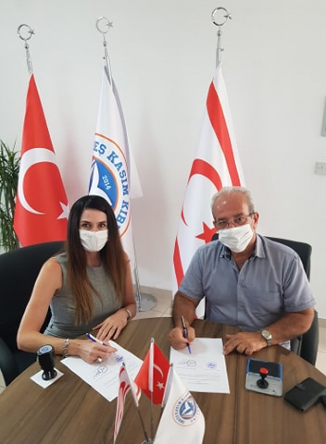 Un protocole de formation a été signé entre l’Université “Onbeş Kasım Kıbrıs University”  (OKKU) et le Syndicat des employés de l’État turc de Chypre (ÇAĞ-SEN):