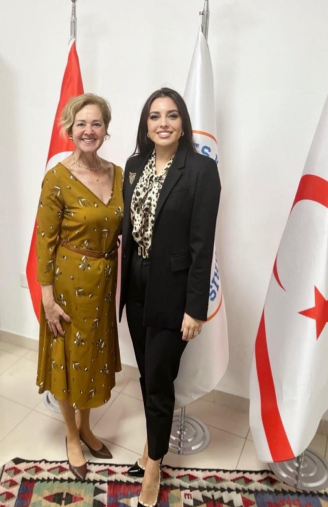 La sous-secrétaire de l'ambassade de Nicosie, Mme Simay Erenoğlu Şaşkın, à visité le recteur de l’ Université Onbeş Kasım Kıbrıs Prof. Dr. Meltem Onay.